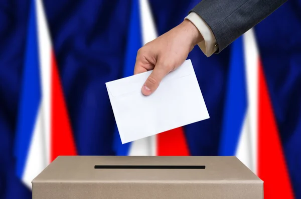 Val i Frankrike - röstning vid valurnan — Stockfoto