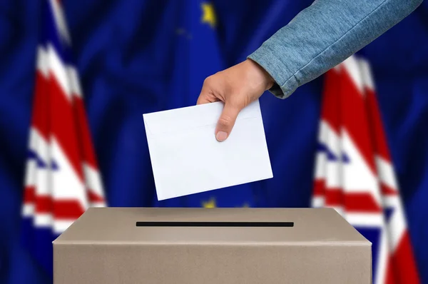 Референдум у Великобританії - голосування в урну — стокове фото