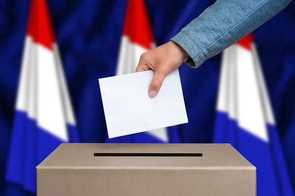 Valg i Nederland - stemmegivning i valgboksen – stockfoto