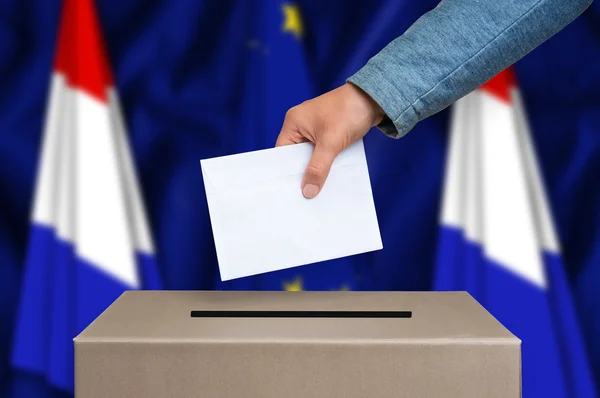 Verkiezingen in Nederland - stemmen via de stembus — Stockfoto