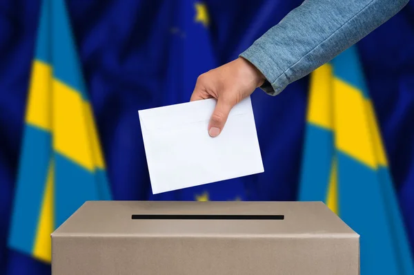 Val i Sverige - omröstning vid valurnan — Stockfoto