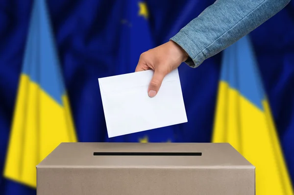 在乌克兰-在投票箱投票选举 — 图库照片