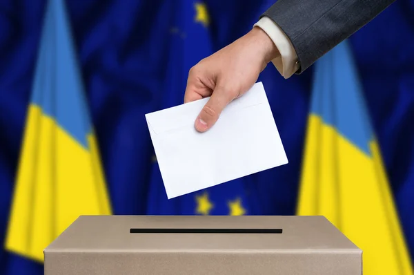 Вибори в Україні - голосування в урну — стокове фото