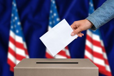 Amerika Birleşik Devletleri'ndeki bürolarından denetlenmekte oy sandığı oylama - seçim