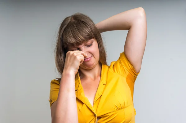 Mujer con sudoración bajo la axila en vestido amarillo — Foto de Stock