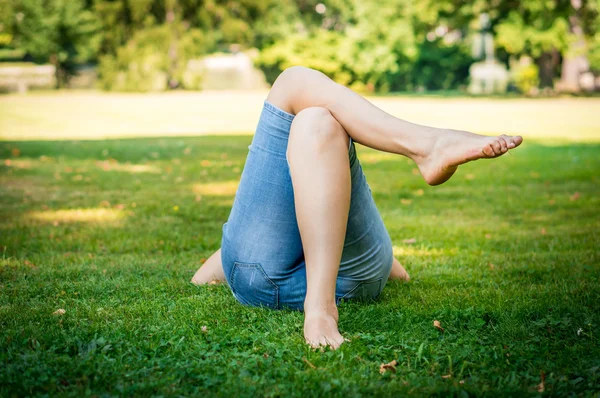 Relajarse en la hierba verde en el prado — Foto de Stock