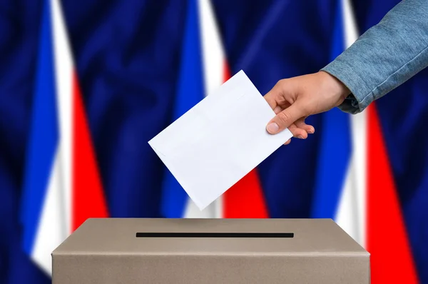 Valg i Frankrike - stemmegivning i valgboksen – stockfoto