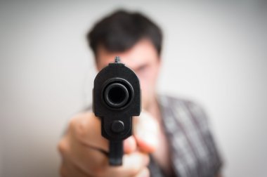 Çılgın genç adam sen silah nişan