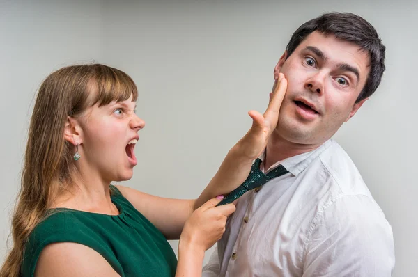 Mujer enojada dando una bofetada - concepto de violencia doméstica — Foto de Stock