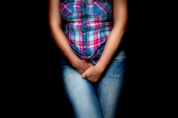 Onu kasık holding eller kadınla, o işemek istiyor