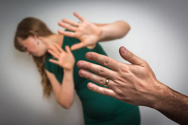 Unglückliche Ehefrau auf der Flucht vor häuslicher Gewalt — Stockfoto