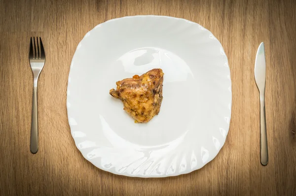 Un pezzo di pollo sul piatto bianco — Foto Stock