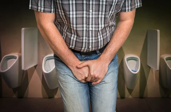 Man with hands holding his crotch, he wants to pee — Stock Photo, Image