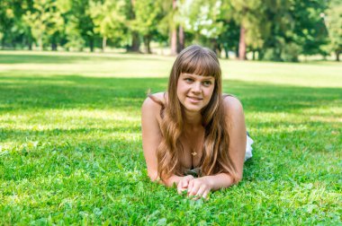 genç güzel kadın çim üzerinde yalan