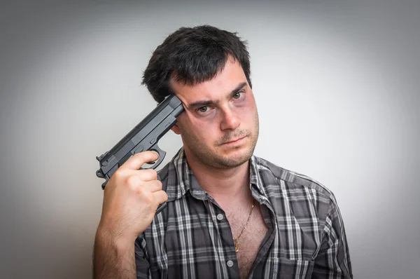 우울한 남자는 총으로 자살 하려고 — 스톡 사진