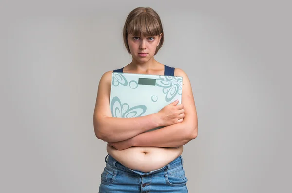 Mujer frustrada con sobrepeso y escamas — Foto de Stock