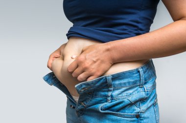 Kilolu kadın vücut karın yağ dokunmadan eller ile