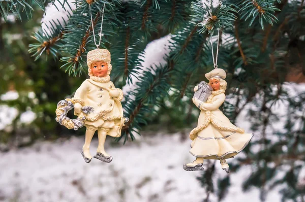 Kerstboom die versierd met jongen en meisje — Stockfoto