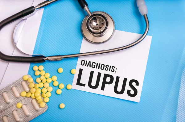 Lupus ord skrivet på medicinska blå mapp med patientfiler — Stockfoto
