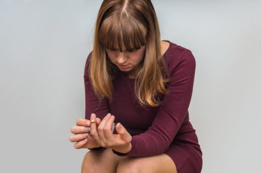 Evlilik yüzüğünü çıkar - boşanma kavramı alarak kadın