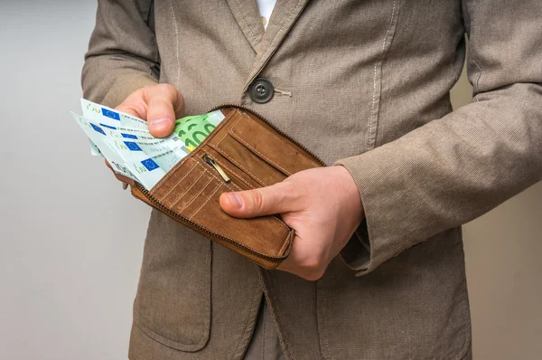 M-cüzdan para yığını ile holding işadamı eller — Stok fotoğraf