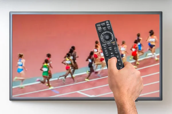 Homem está assistindo corrida jogo de esportes na TV — Fotografia de Stock