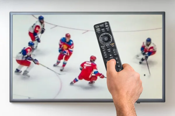 El hombre está viendo el partido de hockey en la televisión — Foto de Stock