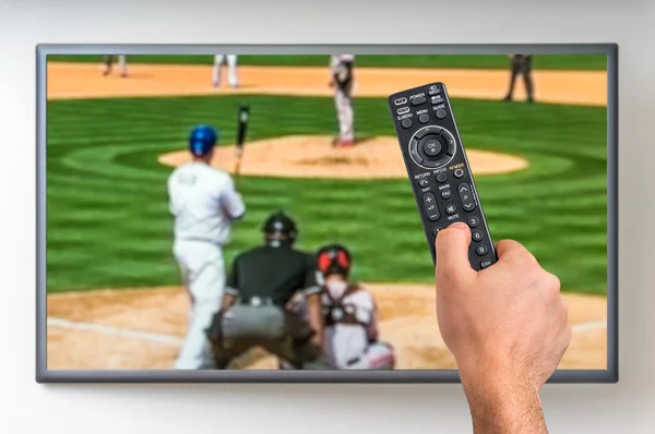 Homem está assistindo jogo de beisebol na TV — Fotografia de Stock