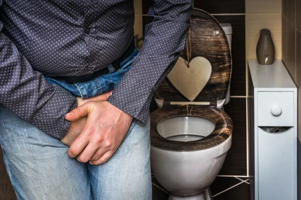 Hombre con las manos sosteniendo su entrepierna - concepto de incontinencia —  Fotos de Stock