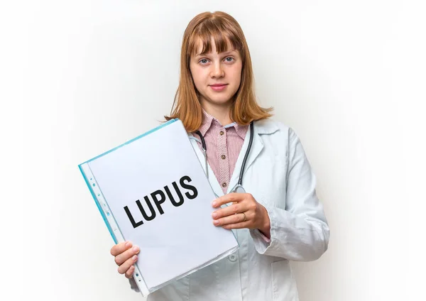 Médica mostrando área de transferência com texto escrito: Lupus — Fotografia de Stock