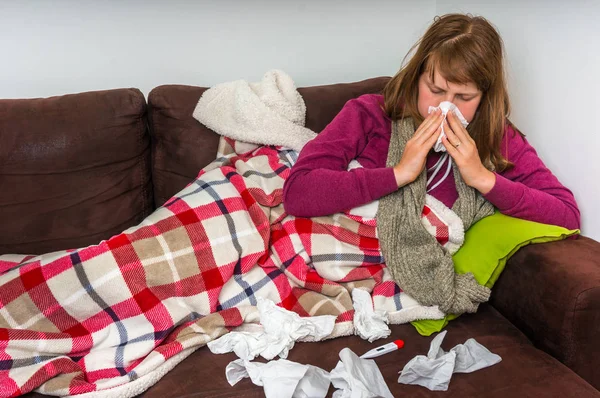 Mujer enferma teniendo gripe y sonándose la secreción nasal — Foto de Stock