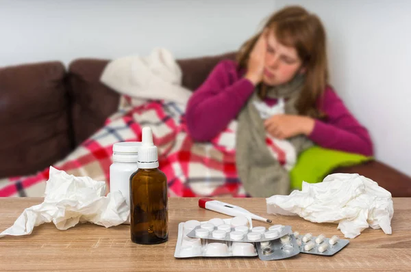 Mujer enferma con gripe y dolor de cabeza — Foto de Stock