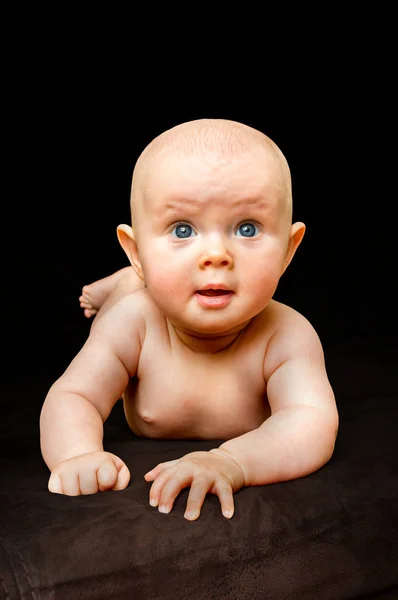 Felice e divertente neonato su nero — Foto Stock