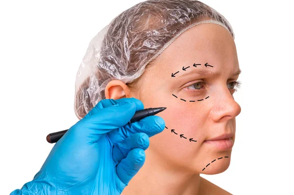 医師は、点線化粧品顔の女性の顔を持ち上げて — ストック写真