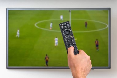 Adam futbol maçı televizyonda izliyor