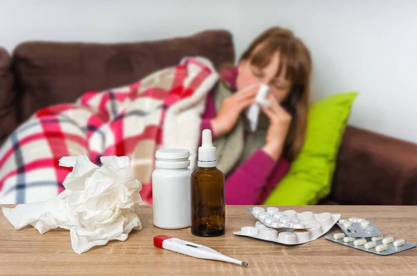 Mujer enferma teniendo gripe y sonándose la secreción nasal — Foto de Stock