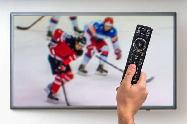 Homem está assistindo jogo de hóquei na TV — Fotografia de Stock