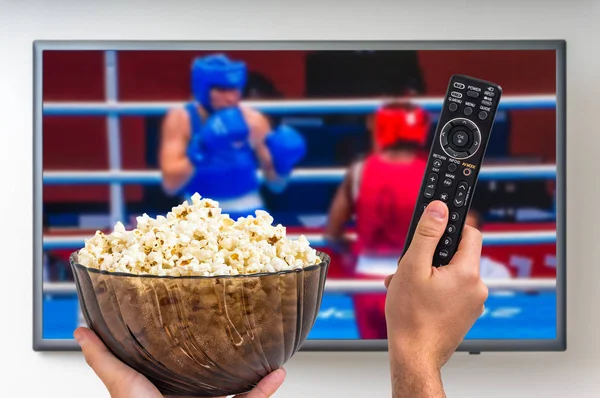 El hombre está viendo el combate de boxeo en la TV — Foto de Stock