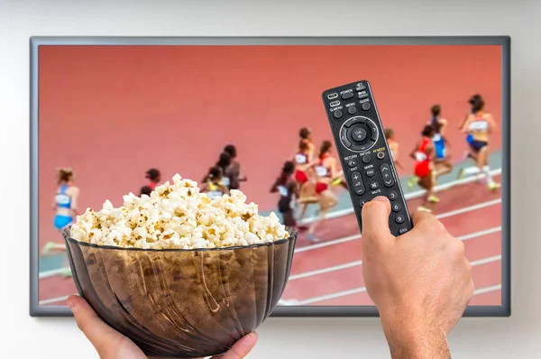 Homem está assistindo corrida jogo de esportes na TV — Fotografia de Stock