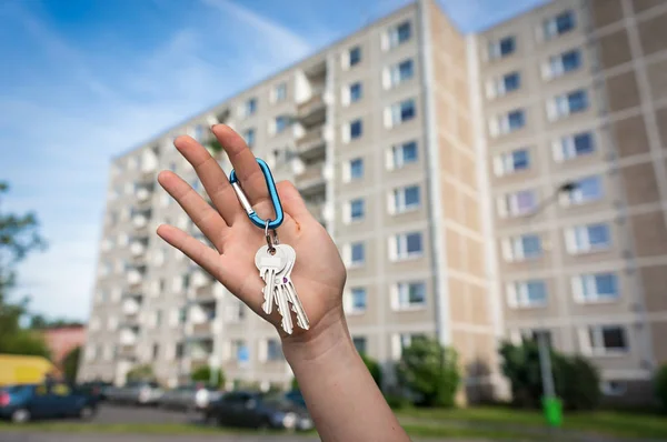 Агент по недвижимости дает ключи от квартиры новому владельцу — стоковое фото