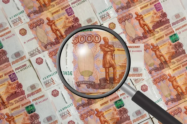 Ρώσικο χρήμα φόντο με μεγεθυντικό φακό — Φωτογραφία Αρχείου
