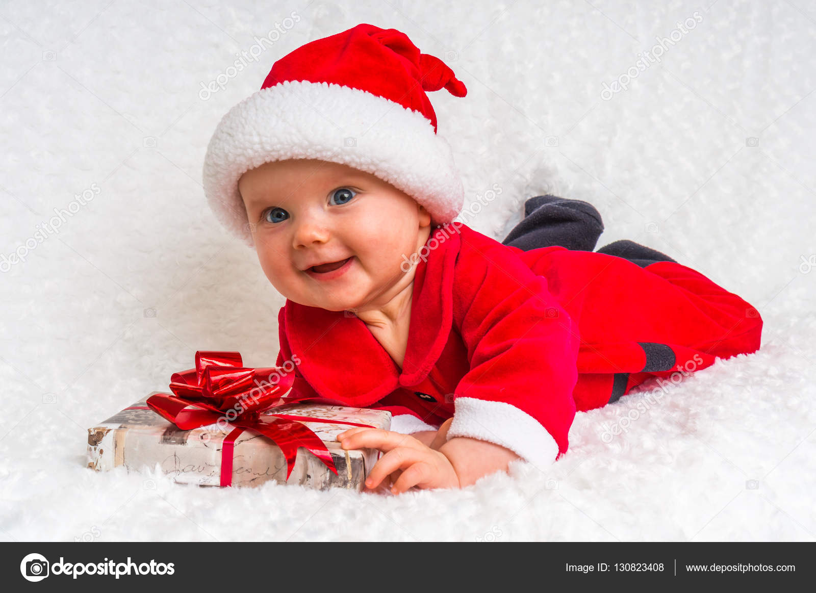 Funny Santa Bebe Fille Couche Sur Couverture Blanche Avec Cadeau Image Libre De Droit Par Andriano Cz C