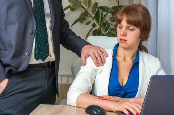 男は感動的の女性の肩 - オフィスでのセクハラ — ストック写真