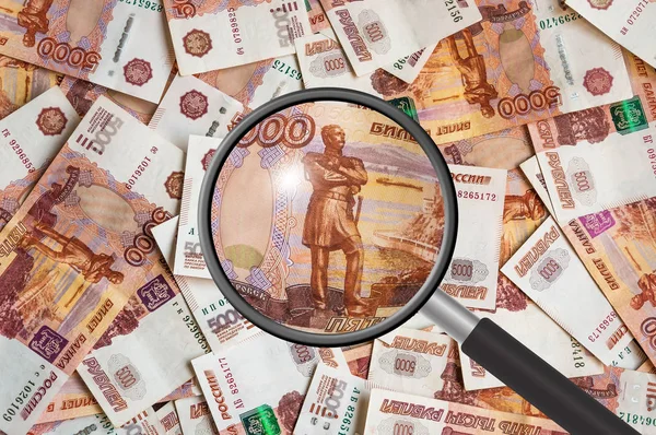 Ρώσικο χρήμα φόντο με μεγεθυντικό φακό — Φωτογραφία Αρχείου
