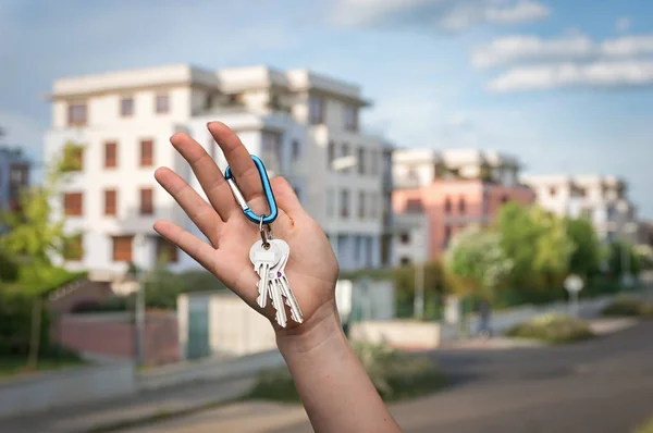 Κτηματομεσίτης δίνοντας τα κλειδιά του σπιτιού ένα νέο ιδιοκτήτη ακινήτου — Φωτογραφία Αρχείου