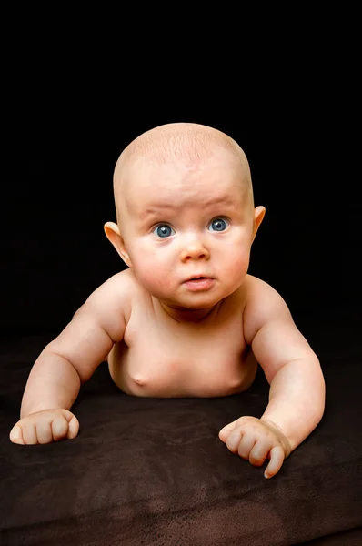 Gelukkig en grappige pasgeboren baby op zwart — Stockfoto