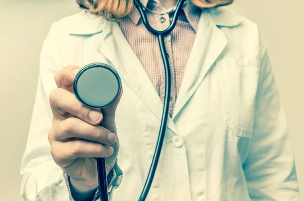 Kadın doktoru elinde stetoskop ile yakın — Stok fotoğraf
