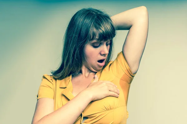 Mujer con sudoración bajo la axila en vestido amarillo —  Fotos de Stock