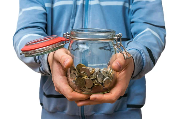 Muž v modrou mikinu drží peníze jar s mincemi — Stock fotografie