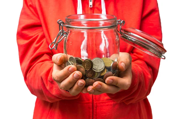Femme en sweat-shirt rouge tenant pot d'argent avec des pièces de monnaie — Photo